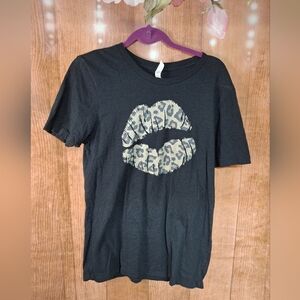 LEOPARD PRINT LIPS T-SHIRT SIZE MEDIUM BLACK AND ANIMAL PRINT
